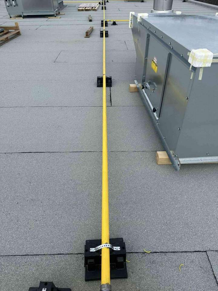 Installation de conduits sur un toit technique Victoriaville